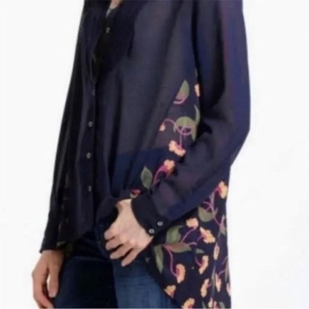 ✨Anthropologie Maeve Ira Navy Blue Pleat Front Floral Hi Low Button Sz 8 Blouse✨ - Picture 2 of 14